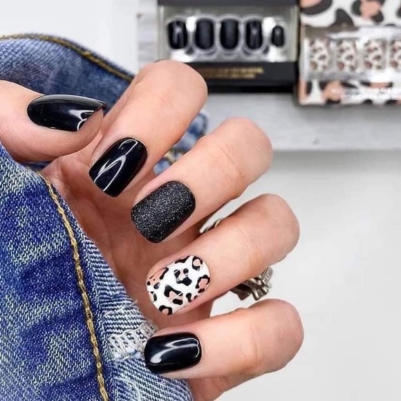 Red Aspen Alis Black Tie Affair Nail Dashes Press On Fake Nails Manicure Set - Picture 7 of 8